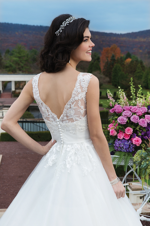 Antoinette back Antoinette back