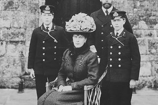 Prince and Princess of Wales (George and Victoria Mary) with Prince Edward and Prince Albert at Queen's Entrance, 1909